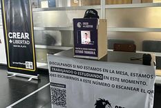 Novedosa campaña de los libertarios en las elecciones estudiantiles de la UNLP. Foto: José Luis Carut/MDZ Novedosa campaña de los libertarios en las elecciones estudiantiles de la UNLP. Foto: José Luis Carut/MDZ