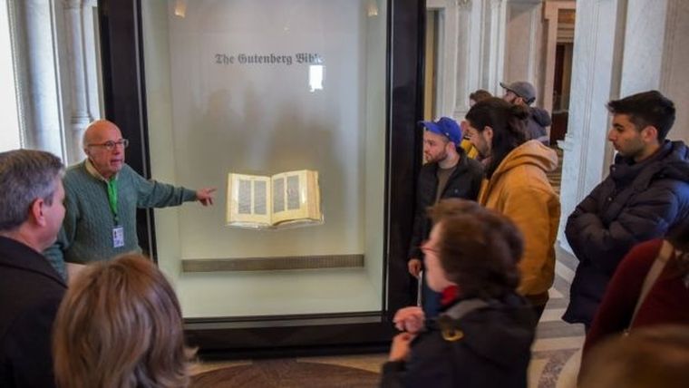 Uno de los pocos ejemplares completos que existen de la Biblia de Gutenberg impresa en vitela se encuentra en la Biblioteca del Congreso de Estados Unidos.