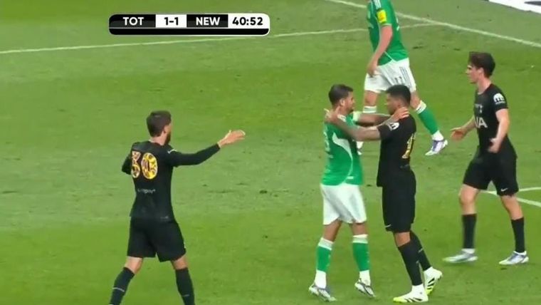 El Cuti Romero y un jugador de la Selección de Brasil se sacaron chispas en un amistoso de pretemporada.