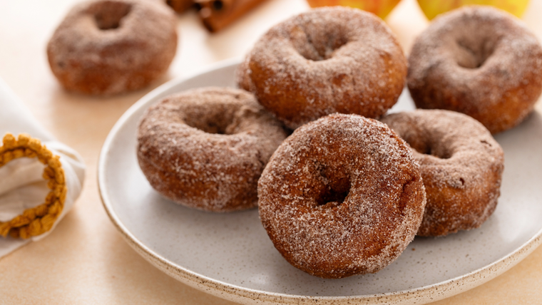 Las rosquillas fritas son un dulce típico en muchas fiestas tradicionales españolas. Las rosquillas fritas son un dulce típico en muchas fiestas tradicionales españolas.
