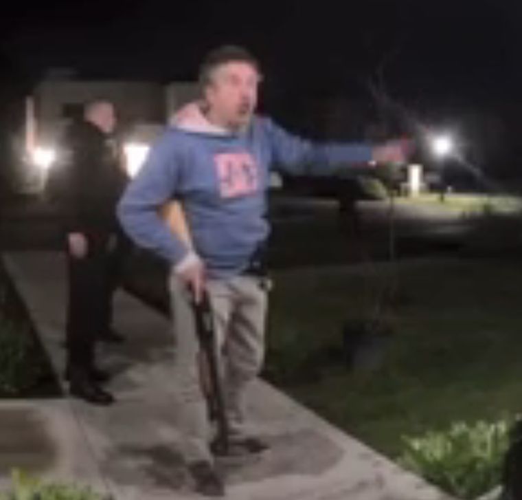 El hombre amenazó con una escopeta a la madre de uno de los adolescentes.  Foto: Captura de pantalla