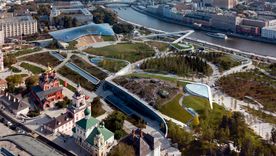 Vista aérea del Parque Zaryadye. A la izquierda, en rojo, el Kremlin y a la derecha, el Moscova (o Moskvá en ruso), el río que atraviesa el corazón de la capital de Rusia..De 13 hectáreas costó más de $480 millones de dólares, convirtiéndose en uno de los parques urbanos más caros del mundo.