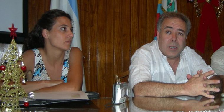Laura Fuerte y el intendente Eduardo Giner, durante los anuncios de la Tonada 2009.