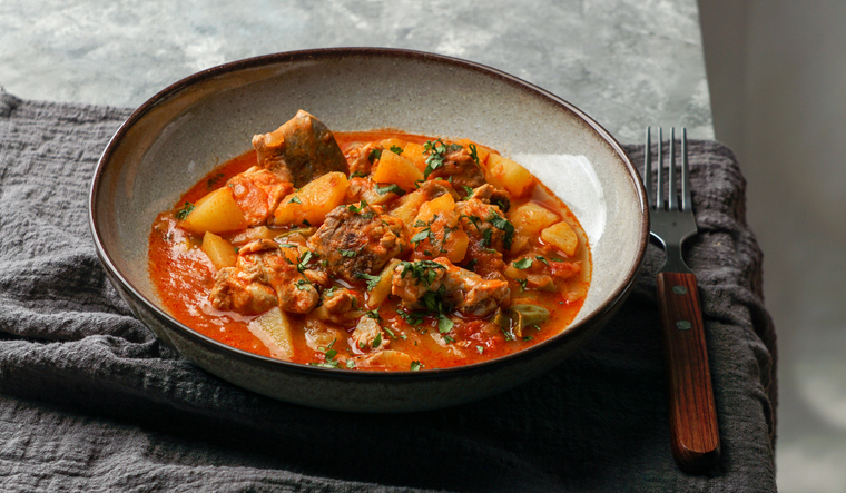 La receta original de marmitako no llevaba ingredientes sofisticados, ya que surgió como una receta humilde para alimentar a la tripulación durante largas jornadas de pesca.