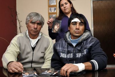 MDZol | Ricardo Olivares, lo acompañan su padre y su hermana, en el estudio del abogado defensor. Foto: Agustín Mauricio/Mediamza.com