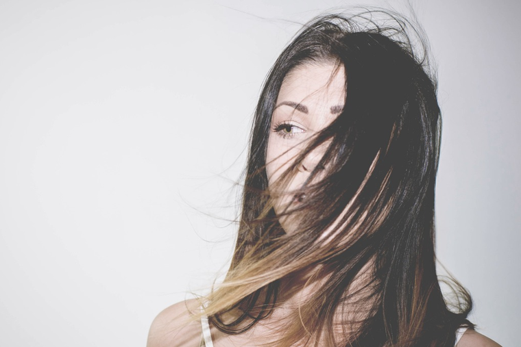 Estos son los mejores tips para iluminar tu color castaño. Foto: Pixabay - pixabay.com