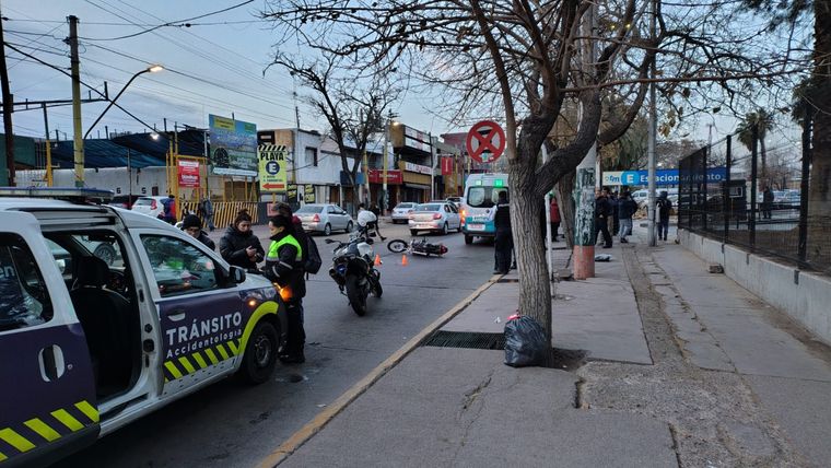 Las mujeres policías fueron trasladadas a la clínica francesa con politraumatismos leves. Las mujeres policías fueron trasladadas a la clínica francesa con politraumatismos leves.