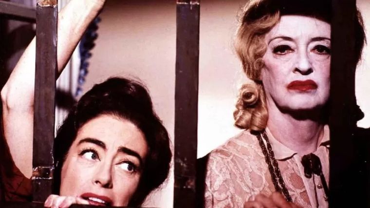 Joan Crawford (izq.) y Bette Davis estaban en sus 50 cuando protagonizaron en ¿Qué pasó con Baby Jane? Foto: GETTY IMAGES