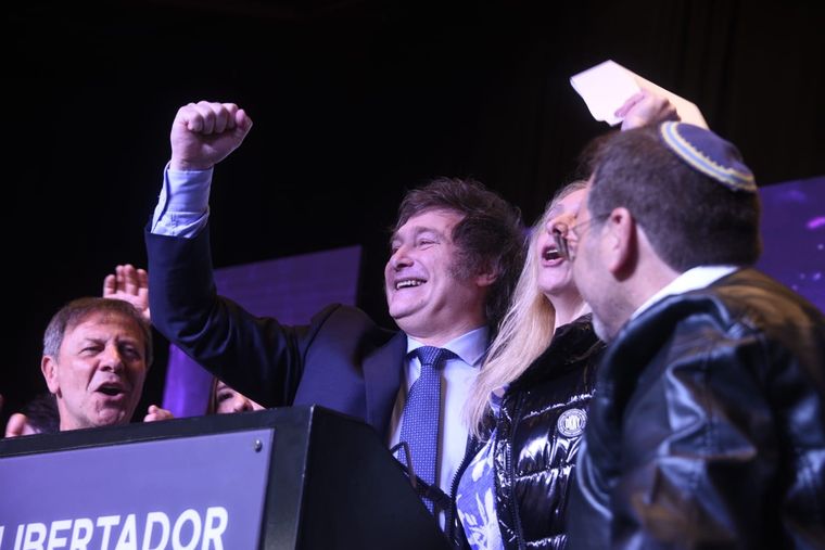 Javier Milei junto a su hermana Karina en el búnker Foto: Juan Mateo Aberastain/MDZ