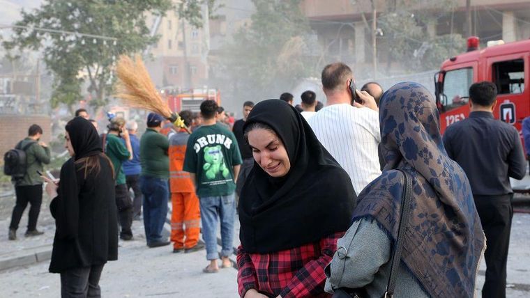 Equipos de bomberos se movilizaron a esta zona de Teherán, capital de Irán, tras un ataque israelí, el viernes.