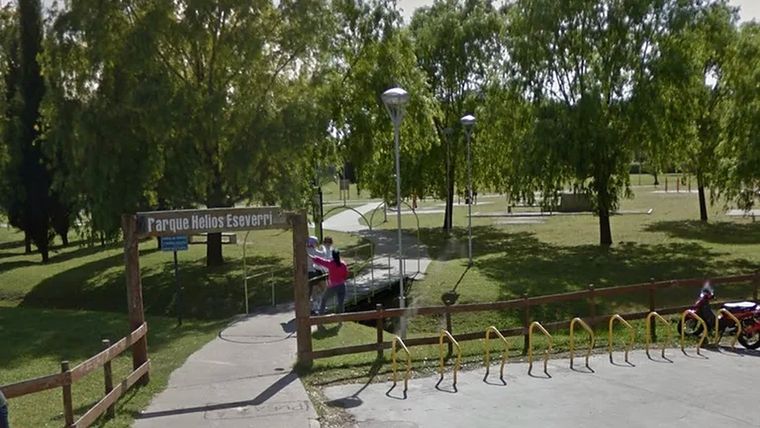 El cuerpo del hombre fue encontrado por una familia que paseaba en un parque
