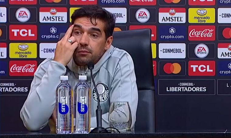 Abel Ferreria se mostró molesto con una pregunta de un colega brasilero. Foto: Captura