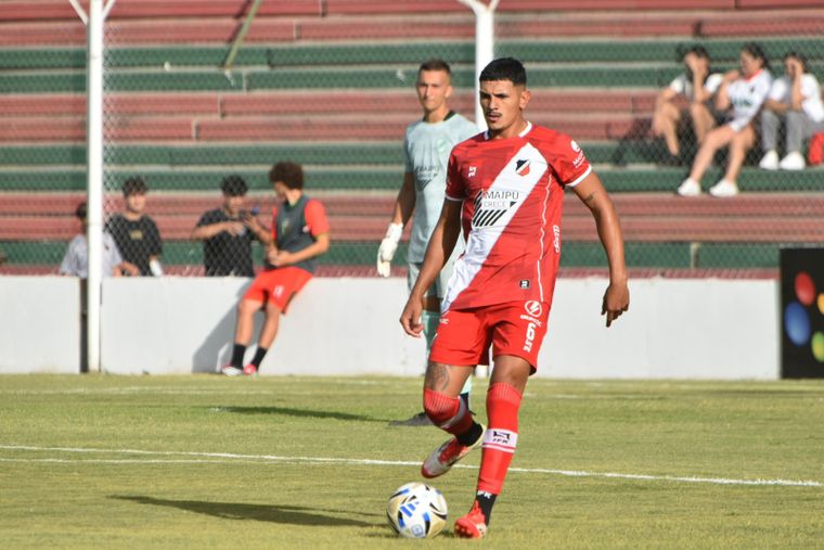 Áron Agüero, marcador central del Deportivo Maipú. Áron Agüero, marcador central del Deportivo Maipú.