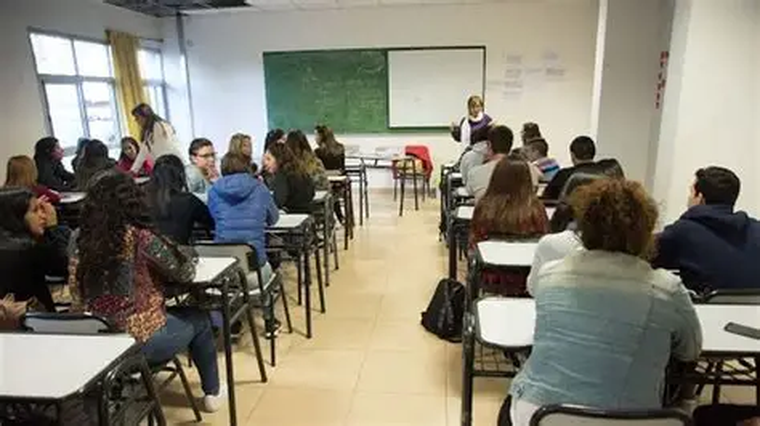 Uno de los mayores pesos que carga el sistema educativo es la demanda de omnipotencia. Uno de los mayores pesos que carga el sistema educativo es la demanda de omnipotencia.