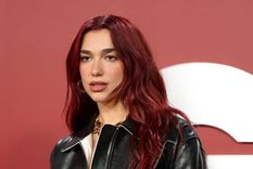 Este es el bolso que elige Dua Lipa para anticiparse al 2024 Foto: Instagram