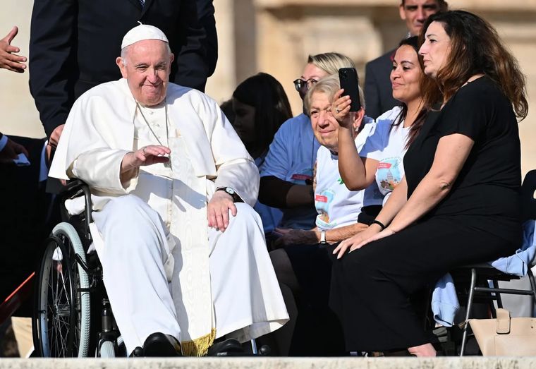 Además de las intervenciones quirúrgicas, el papa Francisco sufre de un problema ciático en sus rodillas.(Foto: EFE) Foto: EFE