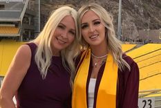 Foto: Rhonda Kampert (izq.) usó sus bitcoins recuperados para ayudar a su hija Megan a pagar la universidad.