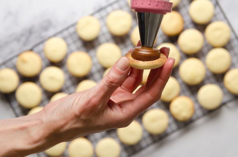 Si se conserva bien, la receta de alfajores de maicena con dulce de leche puede durar hasta una semana sin perder su textura suave
