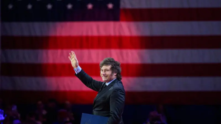 Al participar en la CPAC en EE.UU., Milei se dio un efusivo abrazo con Trump entre bastidores. Foto: GETTY IMAGES