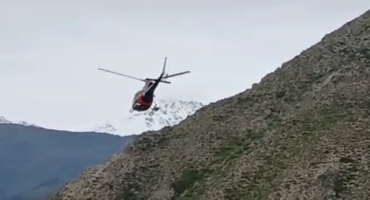 Se desplegaron dos helicópteros en la zona, uno del Ejército Argentino y otro de la Policía de Mendoza.
