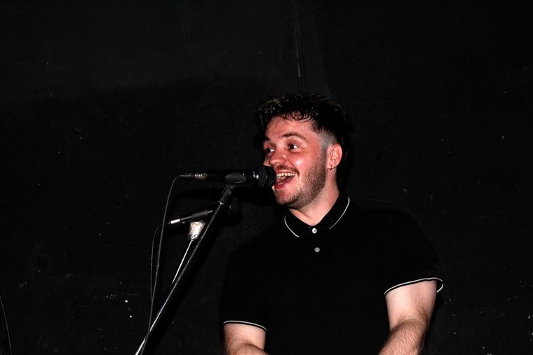 Creado por Sebastián Casciani, Dobla Jam combina cine, humor y participación del público. El formato se volvió viral y hoy se exporta a otros países. Creado por Sebastián Casciani, Dobla Jam combina cine, humor y participación del público. El formato se volvió viral y hoy se exporta a otros países.