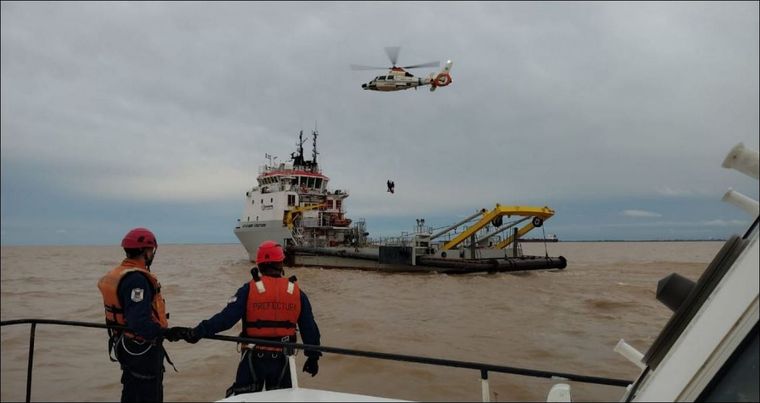 Prefectura Naval evacuó con un helicóptero a un tripulante descompensado en un buque a 100 kilómetros de la costa. Foto: Prefectura Naval Argentina