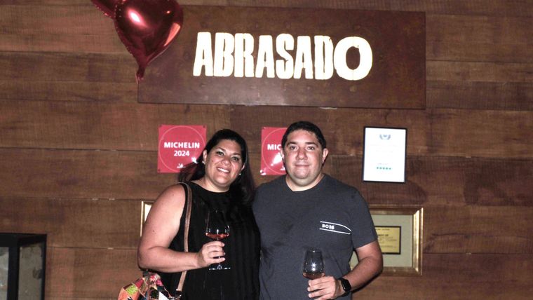 ...y todos lo hicieron brindando con burbujas. ...y todos lo hicieron brindando con burbujas.