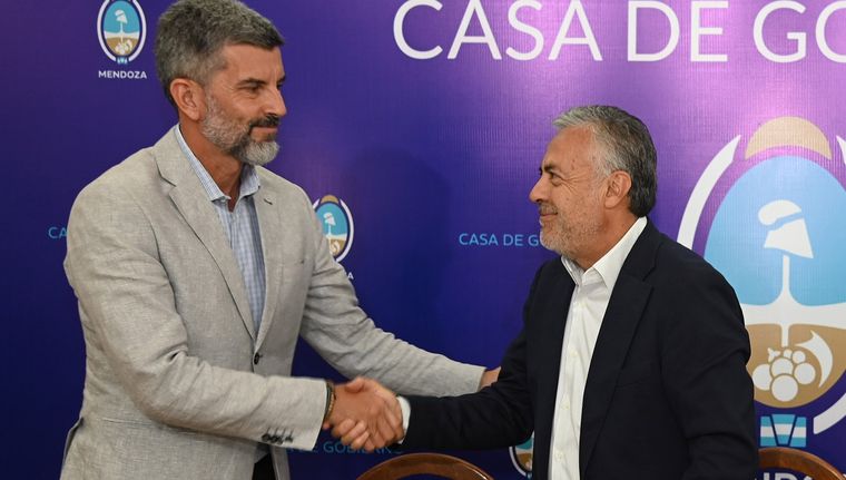 Ulpiano Suarez y Alfredo Cornejo. Acuerdo por el reclamo municipal del Fondo Compensador. Foto: Gobierno