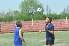 Rodolfo Suarez y Alfredo Cornejo juegan al fútbol y toman decisiones juntos. El vestuario, los asados y las tertulias machistas son los escenarios del detrás de escena de la política mendocina. Foto: Twitter Rodolfo Suarez