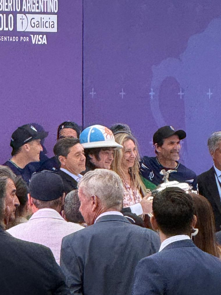 El presidente Javier Milei entregó el trofeo a los ganadores El presidente Javier Milei entregó el trofeo a los ganadores