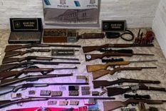 Las armas y municiones que le secuestraron a la banda en Tandil. Foto: Policía Bonaerense Las armas y municiones que le secuestraron a la banda en Tandil. Foto: Policía Bonaerense