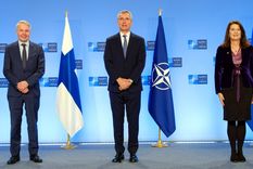 Stoltenberg, líder de la OTAN, junto a los propios de Finlandia y Suecia. Foto: Nato. Stoltenberg, líder de la OTAN, junto a los propios de Finlandia y Suecia. Foto: Nato.