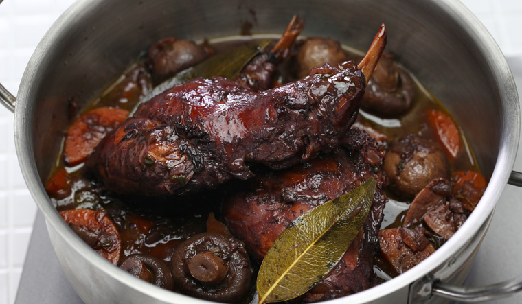 Aunque la receta es sencilla, su sabor profundo y aromático la ha convertido en un plato habitual en celebraciones y festividades españolas.