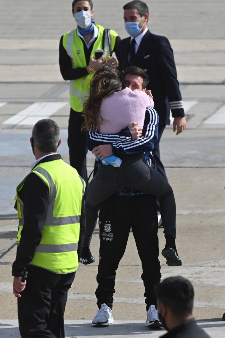 Antonela se colgó de Leo apenas lo vio en el aeropuerto de Fisherton Foto: Télam