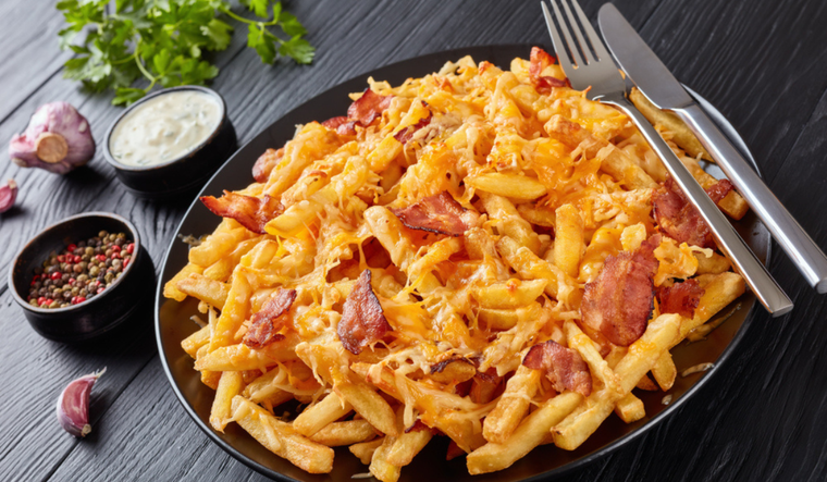 La mejor receta de papas fritas con panceta y cheddar fundido Foto: Shutterstock