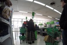 Cerca de las cajas de estos comercios se exhiben productos tentadores para los clientes como dulces. Foto: ALF PONCE MERCADO / MDZ