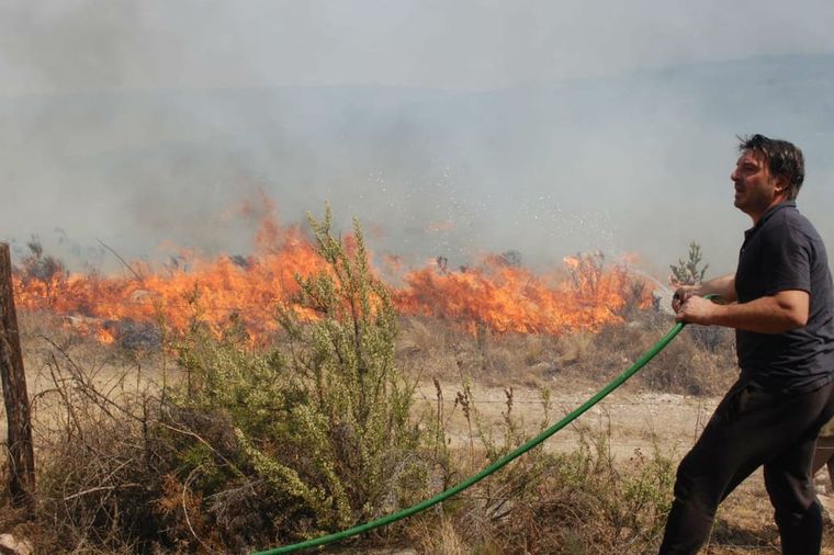Damián de Santo lucnando contra el fuego en Córdoba