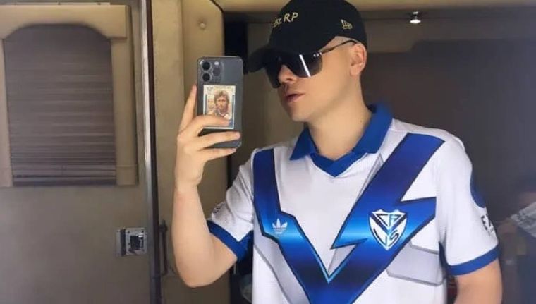 Bizarrap, fanático total de Vélez, quería estar presente en la final de mañana contra Estudiantes.