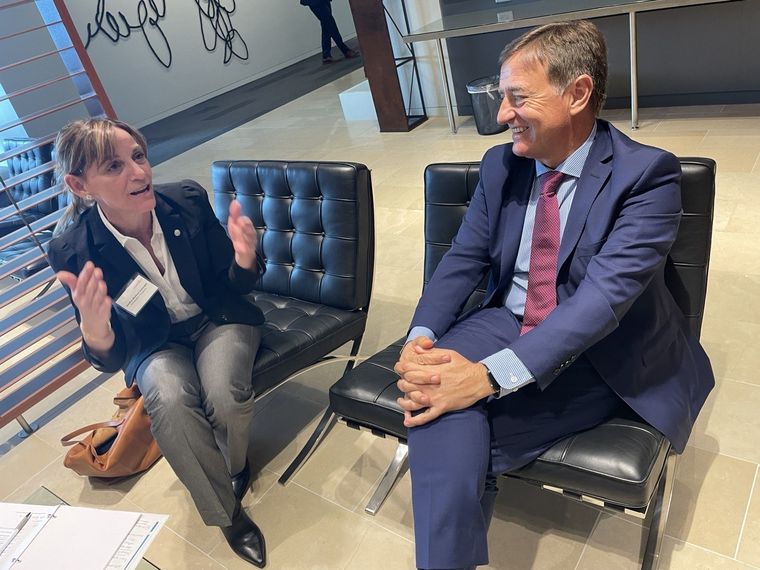 El gobernador Rodolfo Suarez se reunió con la embajadora argentina en Canadá, Josefina Martínez Gramuglia, durante la feria minera. Foto: Prensa Gobierno de Mendoza