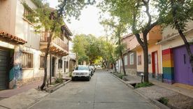 Un callejón breve, casi escondido, que en su nombre guarda una historia que conecta Mendoza con el mundo.