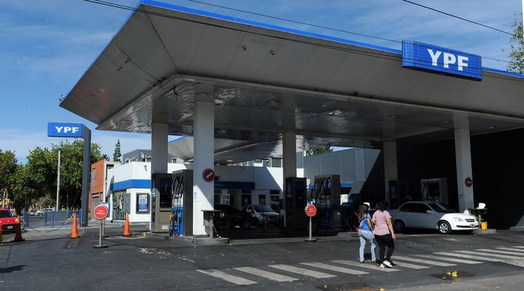 Pese a la baja del petróleo en el mundo, las naftas no bajarán su precio en Argentina y hasta podría subir Foto: ALF PONCE / MDZ