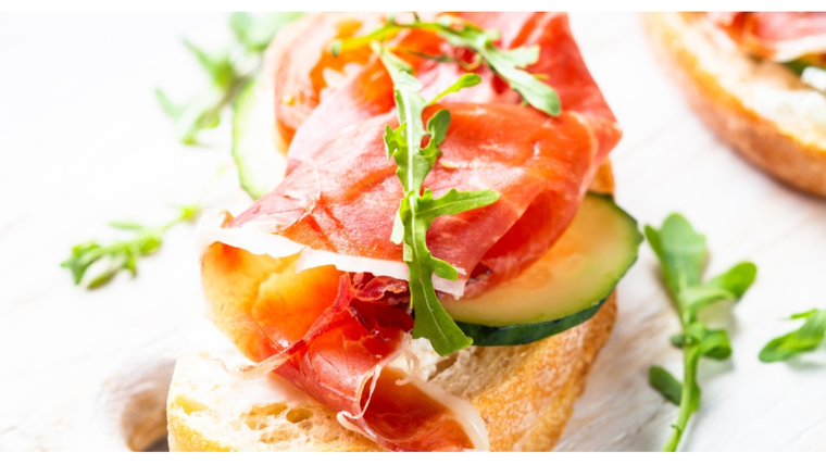 Tradicionalmente, esta receta decrostini se sirven como antipasto o picada. Tradicionalmente, esta receta decrostini se sirven como antipasto o picada.