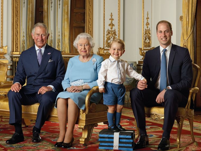 La Reina y quienes le siguen en línea para reinar: hijo, nieto y bisnieto.