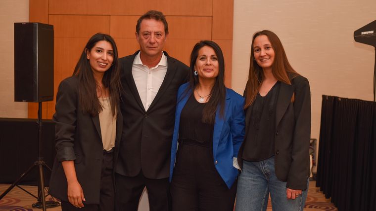 Raúl Beguir y miembros de la Fundación Traspasar: Evelyn Toloza, Mercedes Carrión y Mercedes Correa. Raúl Beguir y miembros de la Fundación Traspasar: Evelyn Toloza, Mercedes Carrión y Mercedes Correa.