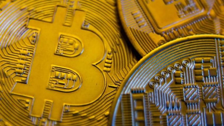 Luego de que China impusiera nuevas restricciones a las criptomonedas, el precio del bitcoin cayó 20%. Foto: NURPHOTO