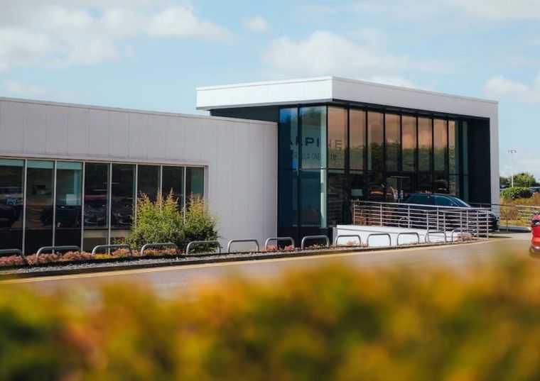 Dos intrusos entraron en la sede de Alpine sin robar nada. Dos intrusos entraron en la sede de Alpine sin robar nada.