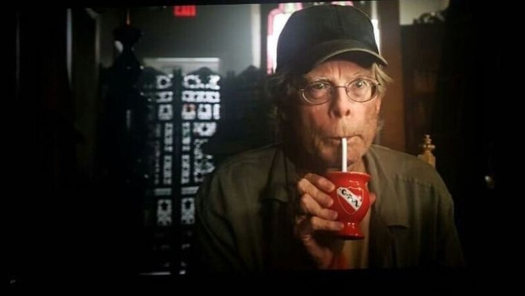 Stephen King con un mate en It. / Captura