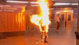 Brasil: un hombre se prendió fuego en el metro de Sao Paulo y causó conmoción. Brasil: un hombre se prendió fuego en el metro de Sao Paulo y causó conmoción.