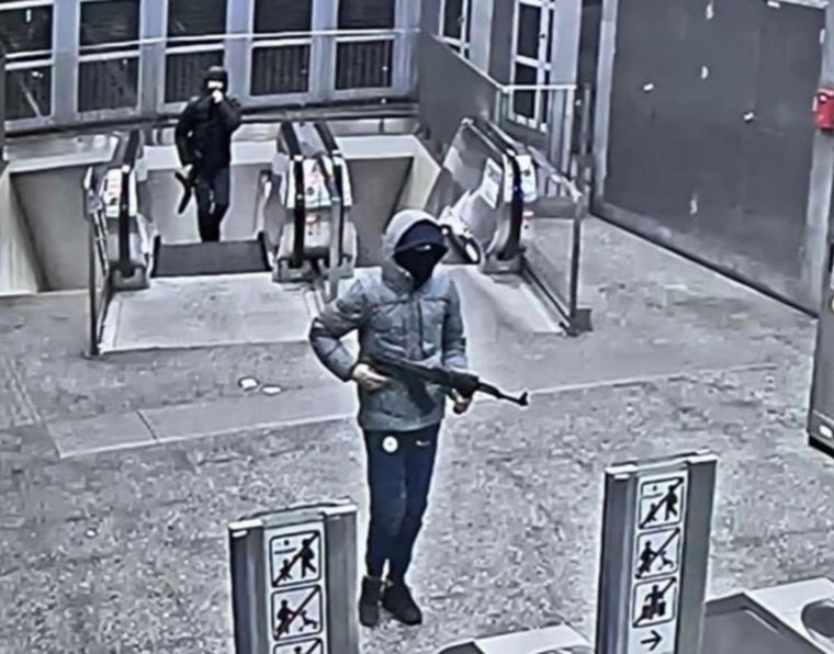 Las cámaras de seguridad registraron el momento en el que los sospechosos huyeron en dirección al metro.  Foto: X