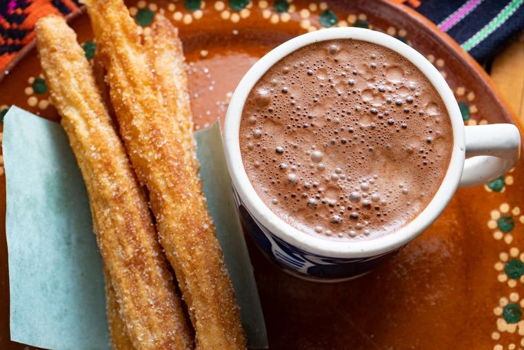 Los churros se pueden acompañar con mate, chocolate, té o café Foto: Shutterstock